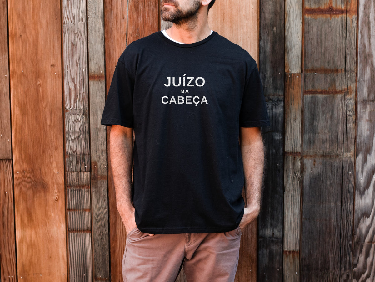 Man wearing a black Juízo na Cabeça t-shirt